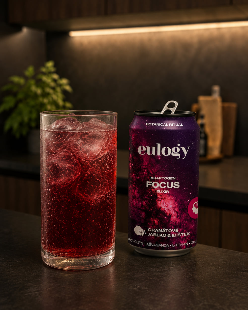 Pohár s drinkom a plechovka Focus v modernej kuchyni